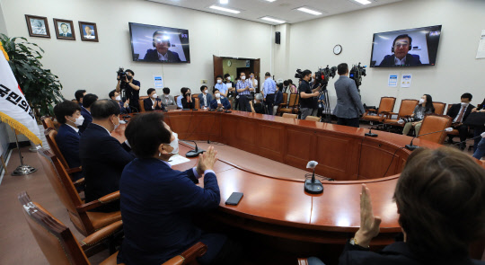 지난 9일 오후 서울 여의도 국회에서 열린 국민의힘 대선 경선준비위원회 첫 회의에서 참석자들이 자가격리에 따라 화상으로 참석한 서병수 경선준비위원장 인사말을 듣고 있다. 연합뉴스